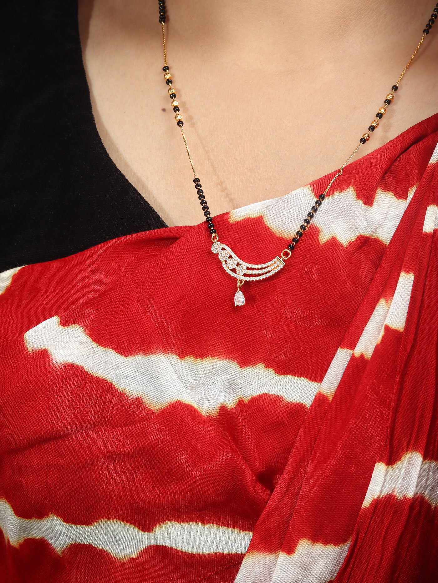 Scalloped arc mangalsutra