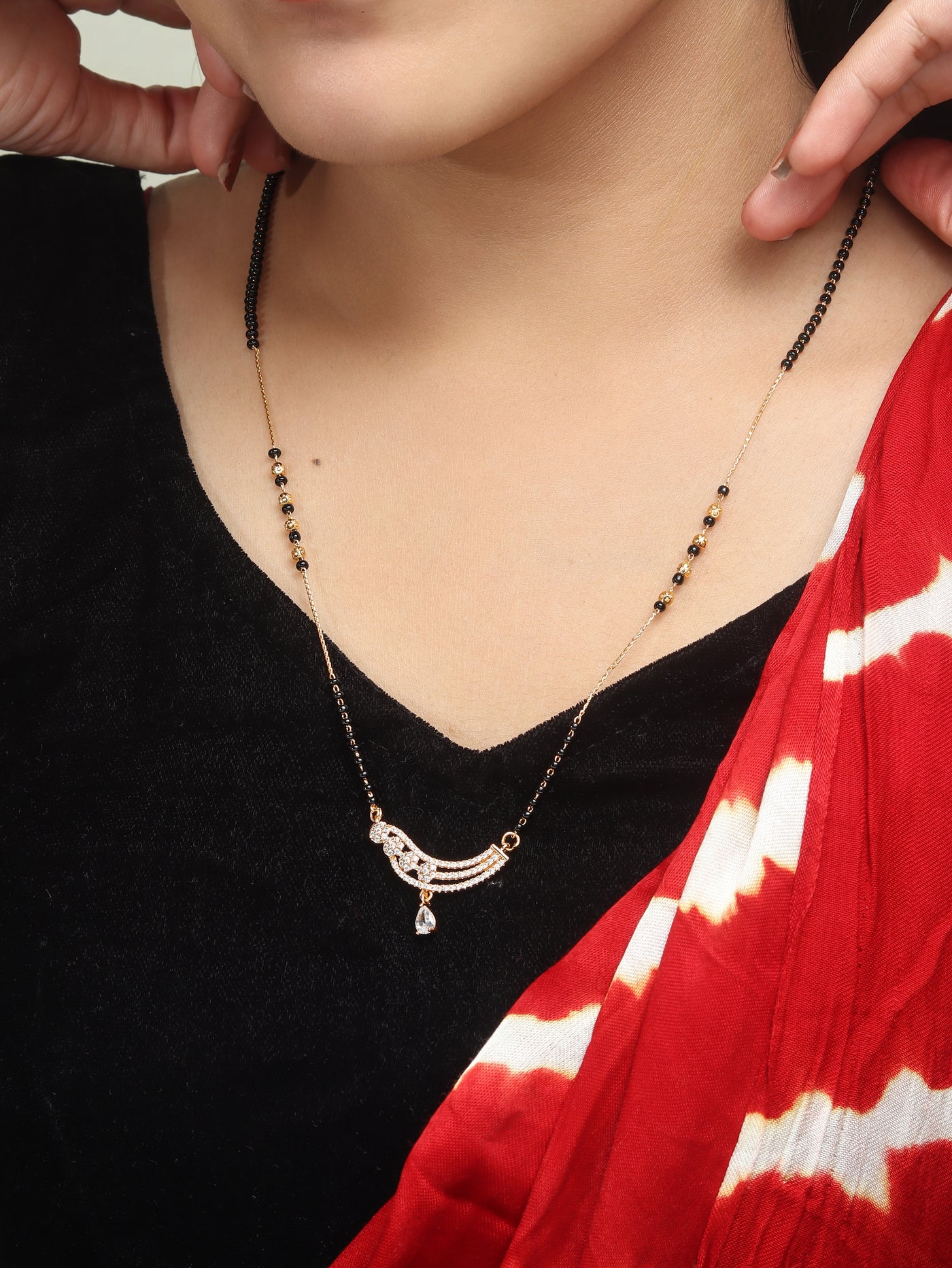 Scalloped arc mangalsutra