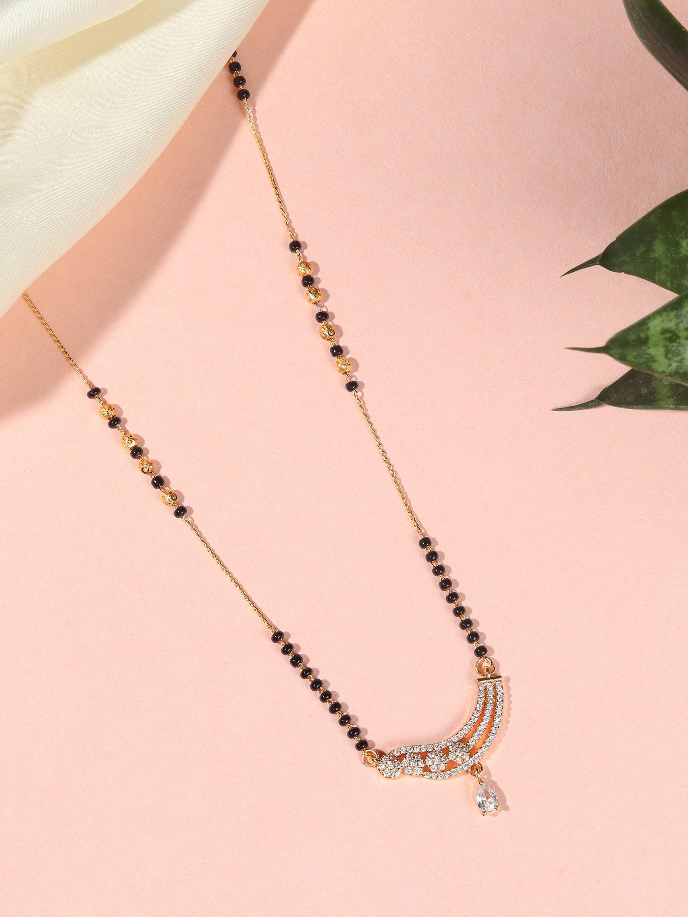 Scalloped arc mangalsutra