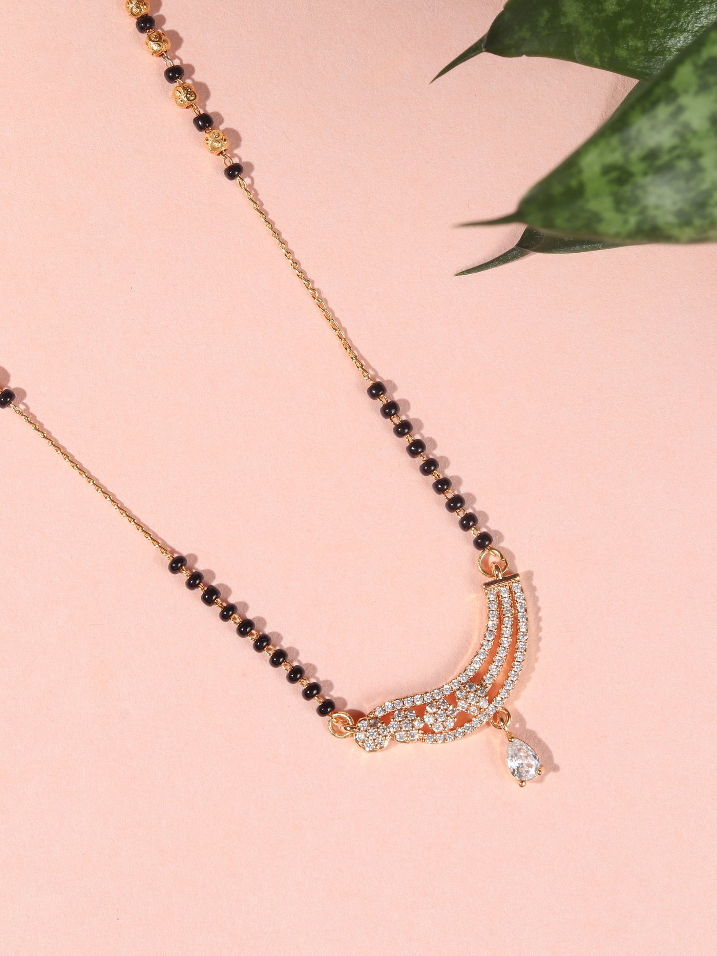 Scalloped arc mangalsutra